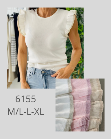 Mujer con blusa blanca de volantes, jeans claros y fondo de plantas. Tallas M/L/XL.