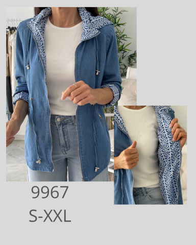 Chaqueta denim azul con capucha, combinada con una camiseta blanca. Tallas S-XXL.