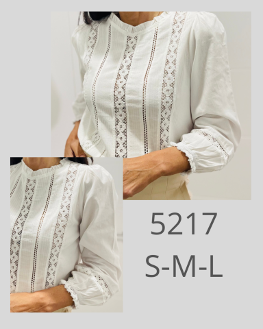 Blusa blanca con detalles de encaje y manga larga, disponible en tamaños S, M y L.