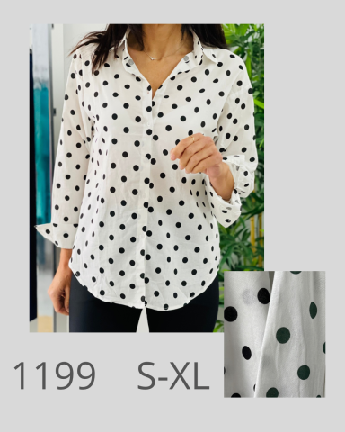 Camisa blanca con lunares negros, disponible en tallas S-XL.