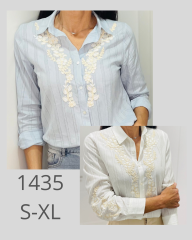 Camisa de botones con bordado, disponible en azul claro y blanco, tallas S-XL.