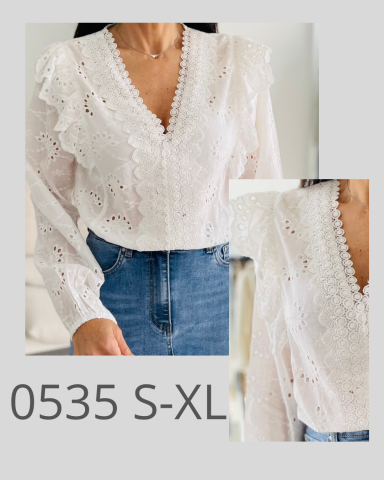 Blusa blanca con volantes y bordados, manga larga, ideal para combinar con jeans.