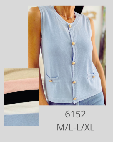 Top sin mangas azul claro con botones y bolsillos, disponible en M/L/XL.