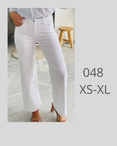 Pantalones blancos de corte ancho, combinados con una blusa y tacones. Tallas XS a XL.