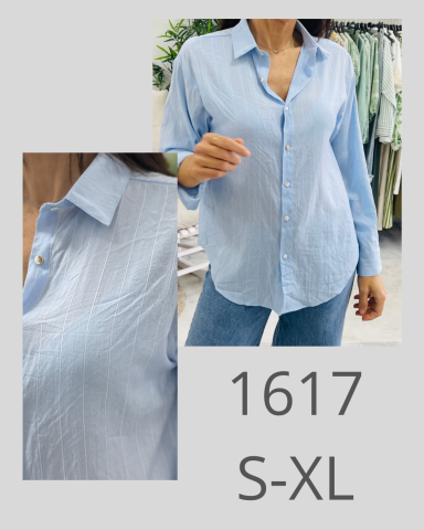 Camisa azul claro con cuello y botones, disponible en tallas S a XL.