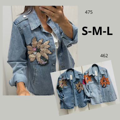 Chaqueta de denim con bordados florales, disponible en tallas S, M y L.