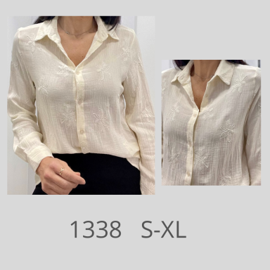 Camisa ligera color crema con botones, disponible en tallas S-XL.