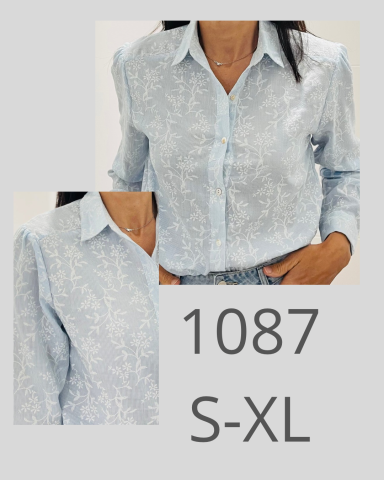 Camisa azul claro con manga larga y cuello, disponible en tallas S-XL.