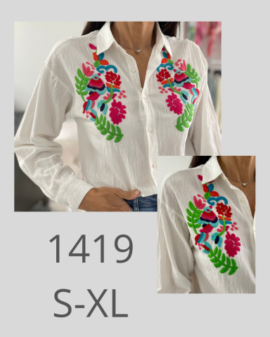 Camisa blanca con bordado colorido en el pecho, disponible en tallas S a XL.