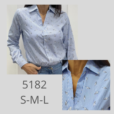 Camisa de mujer de color azul claro con estampado y botones. Talles S, M y L.