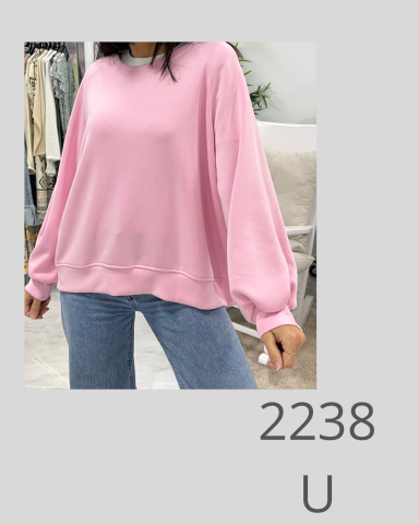 Sudadera rosa de manga larga con ajuste holgado, combinada con jeans.