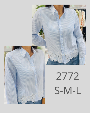 Camisa de botones de rayas azul con adornos de encaje en la parte inferior. Tallas S-M-L.