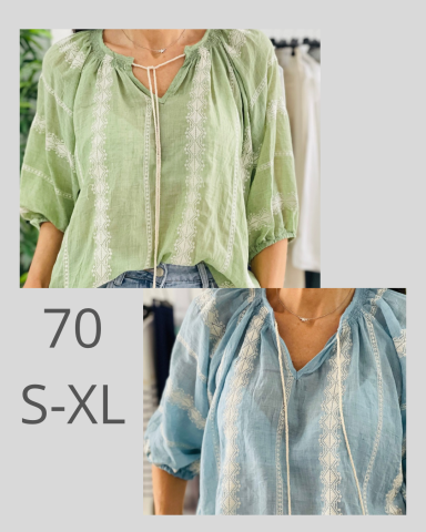 Blusas en verde y azul con detalles de lazada, disponibles en tallas S a XL.