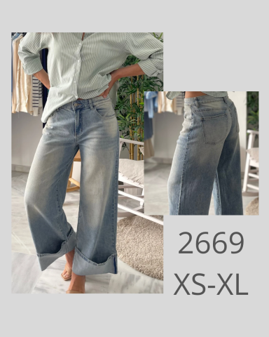 Pantalones de mezclilla anchos con un acabado desgastado, disponibles en tallas XS-XL.