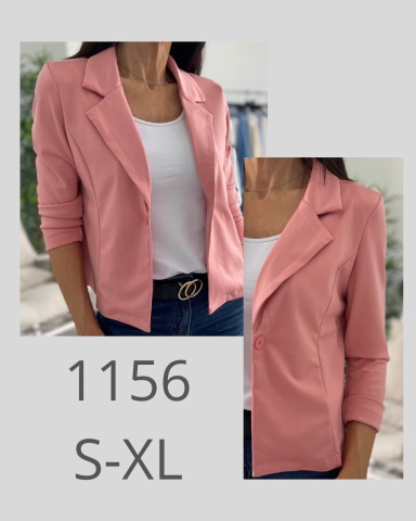 Chaqueta rosa ajustada con manga tres cuartos, combinada con una camiseta blanca.